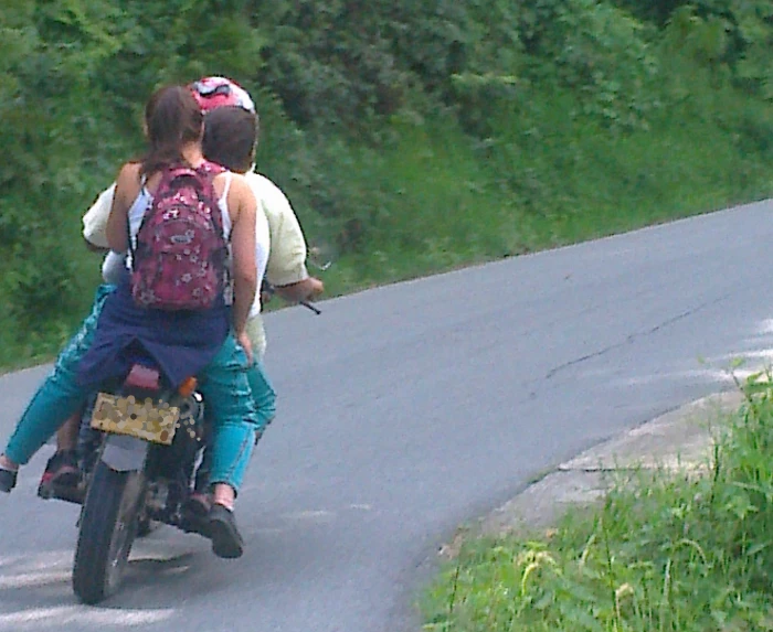 el uso del casco es para todos El casco sí salva vidas: no basta con usarlo, hay que usarlo bien 1 El acompañante en la moto también debe usar casco