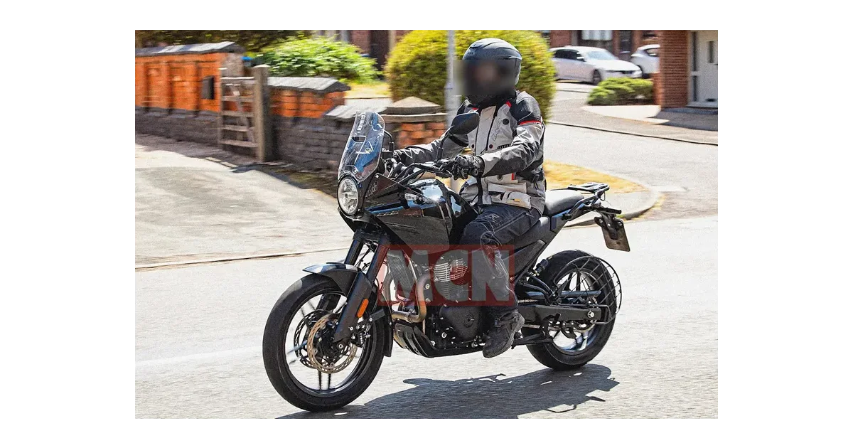 Royal Enfield Himalayan 750 foto espía tomada por MCN