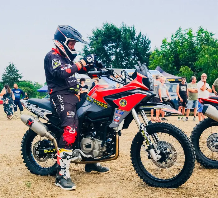 rally gt300 en un evento de off road ¡Bultaco regresa! con la nueva Rally GT 300 3 Detalles de la moto Bultaco Rally GT 300