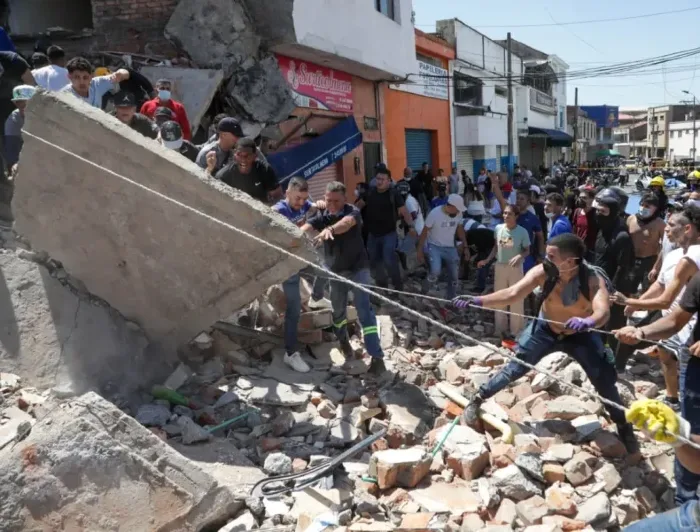 solidaridad terremoto risaralda Cuando la tierra tiembla, la moto no se detiene: mi historia sobre dos ruedas en medio de la tragedia 5 Trabajo conjunto en labores de remosión de escombros