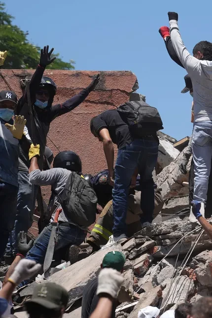 terremoto colombia apoyo motociclistas Cuando la tierra tiembla, la moto no se detiene: mi historia sobre dos ruedas en medio de la tragedia 4 Motociclistas solidarios con el rescate de víctimas del terremoto. Moto en medio de la tragedia