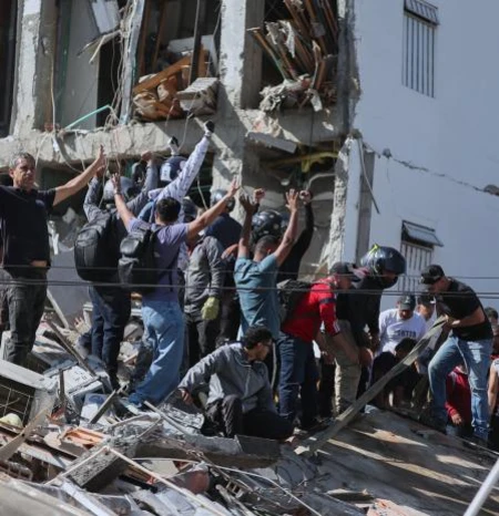 trabajo conjunto terremoto colombia Cuando la tierra tiembla, la moto no se detiene: mi historia sobre dos ruedas en medio de la tragedia 6 Personas apoyando el rescate de víctimas tras el terremoto en medio de la tragedia