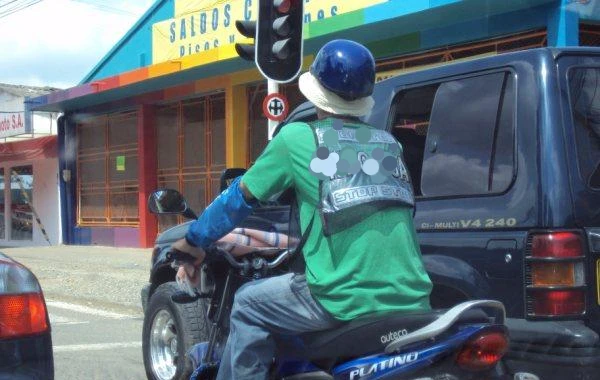un casco asi no salva vidas El casco sí salva vidas: no basta con usarlo, hay que usarlo bien 2 El casco debe usarse correctamente no como este motociclista lo hace
