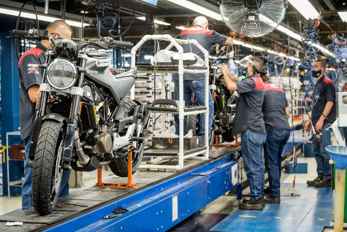 auteco cumple 85 anos y esta es su planta Auteco cumple 85 años y anuncia inversión de US$8 millones para impulsar su expansión y movilidad sostenible 2 Planta Itagüí Auteco