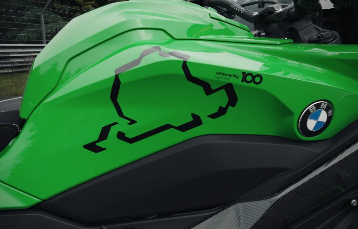 bmw motorrad m 1000 BMW Motorrad lleva el “Infierno Verde” a sus motos M: por los 100 años de Nürburgring 3 Detalle especial en el tanque de la BMW Nürburgring Green