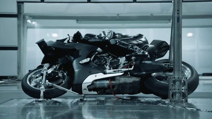 cfmoto gallera del vento pininfarina CFMOTO y Pininfarina: el secreto italiano detrás de la aerodinámica de sus motos 4 La moto se coloca e diferentes posiciones en el tunel de viento para poder mejorar la aerodinámica