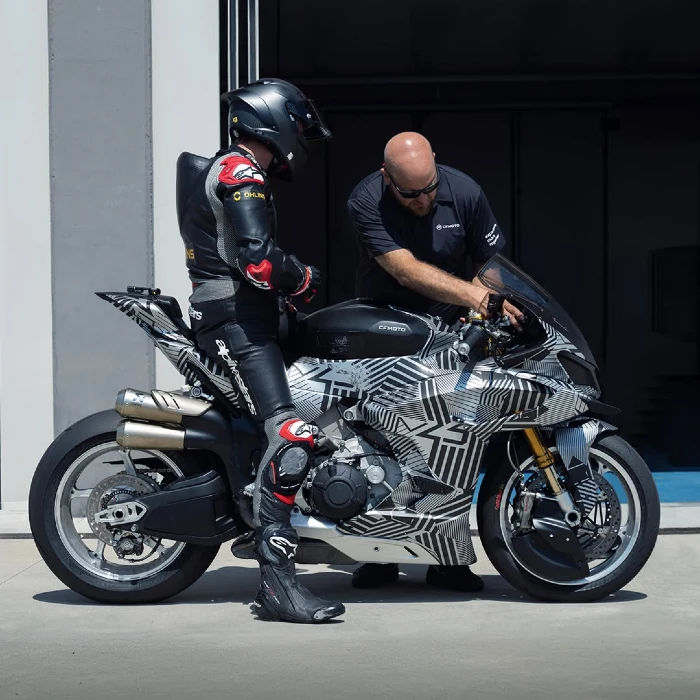 cfmoto v4 sr rr prueba CFMOTO V4 SR-RR: el Aspar Team pone a prueba el nuevo buque insignia chino 1 la CFMOTO V4 SR-RR viste de camuflaje