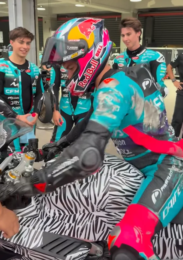dani holgado sube a la v4 sr rr de cfmoto CFMOTO V4 SR-RR: el Aspar Team pone a prueba el nuevo buque insignia chino 3 Dani Holgado CFMOTO V4 SR-RR