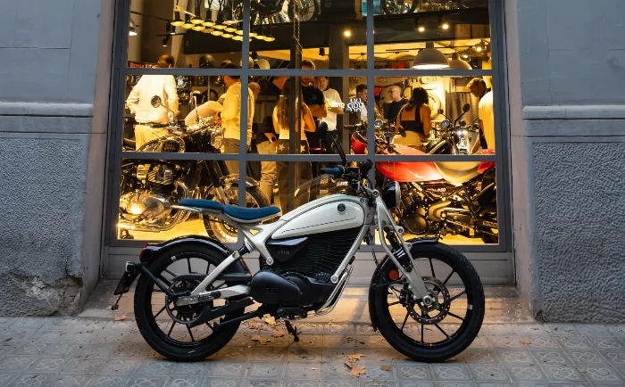 flying flea C6 Royal Enfield Flying Flea C6: la eléctrica que revive una leyenda 3 Así se ve la FF C6 en la tienda de Barcelona