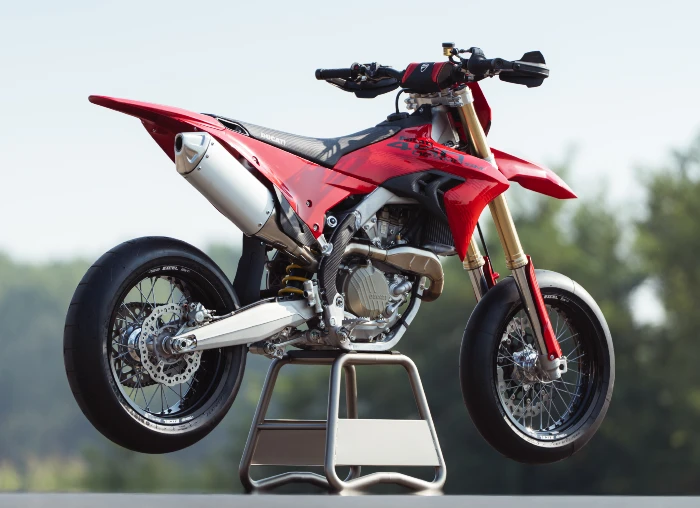 imagen estatica ducati desmo 450 supermoto Ducati Desmo450 SM: la italiana que lleva el ADN Desmo al Supermotard 2 Ducati Desmo 450 Supermoto