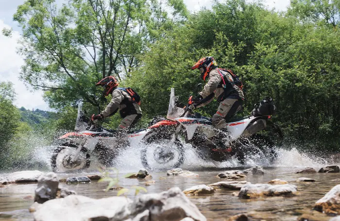 ktm 690 rally 2027 imagen de accion KTM 690 RALLY 2027: el monocilíndrico más explosivo del mundo Adventure 4 En acción dos KTM 690 Rally 2027