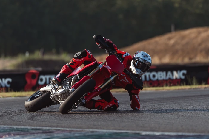 lanzamiento ducati desmo450 sm 2027 Ducati Desmo450 SM: la italiana que lleva el ADN Desmo al Supermotard 1 Moto Ducati Desmo450 SM en acción