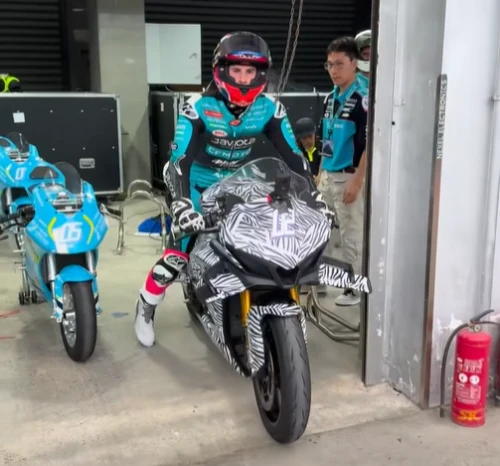 maximo quiles prueba la cfmoto v4 sr rr CFMOTO V4 SR-RR: el Aspar Team pone a prueba el nuevo buque insignia chino 2 Máximo Quiles sobre la v4 sr-rr