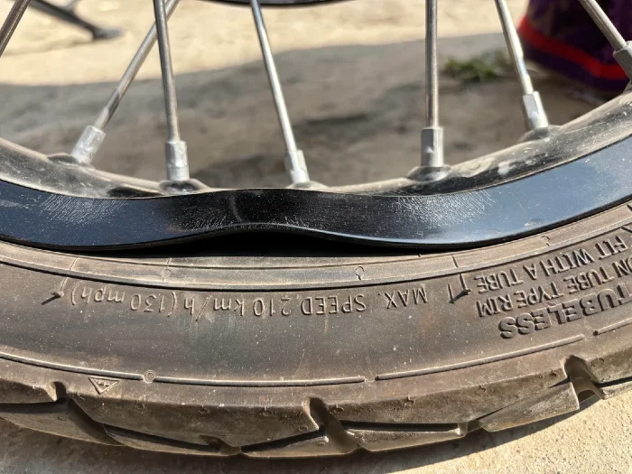 rin de radios doblado Rines de radios tubeless: el secreto que nadie te cuenta y que podría dejarte varado 2 Moto: con rin de radios doblado