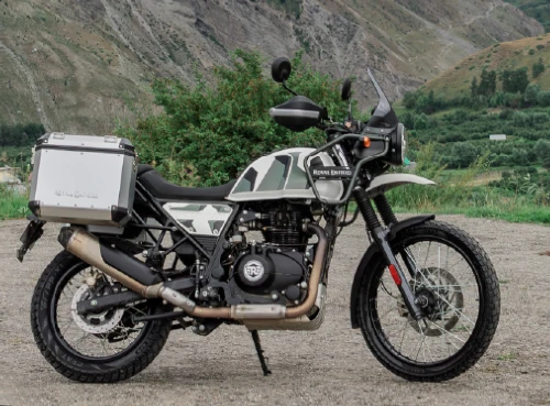 royal enfield himalayan 440 color verde y blanco Royal Enfield Himalayan 440: diez años después, vuelve la esencia de la aventura 1 Himalayan 440 verde