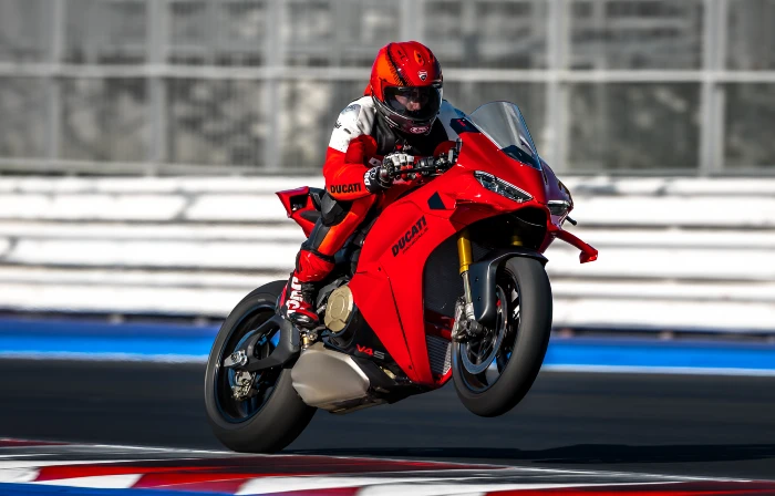 2027 panigale v4 s en circuito Nueva Ducati Panigale V4 2027: tecnología de MotoGP y colores Lamborghini 2 Una moto para el circuito Ducati Panigale V4 S