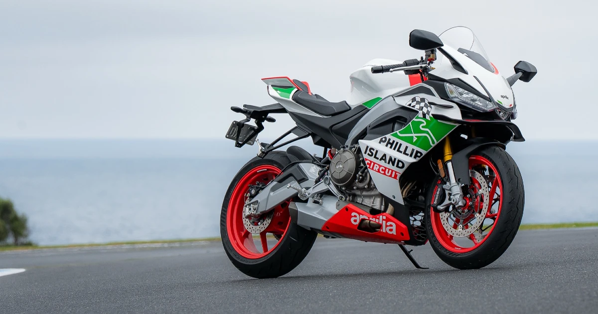Aprilia RS 660 Phillip Island Tribute, edición especial con decoración blanca, verde y llantas rojas.
