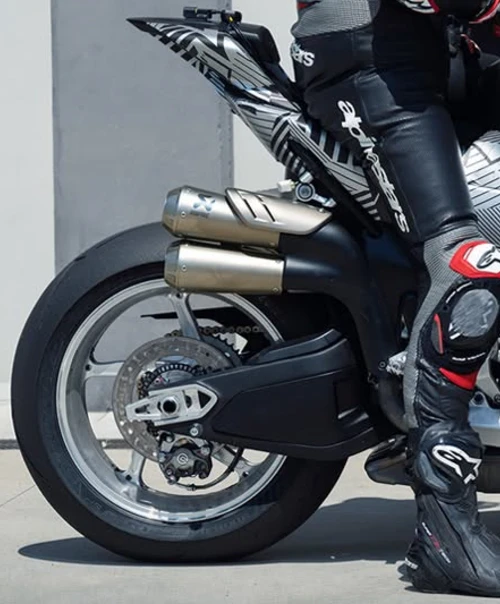 asi luce el prototipo de cfmoto con el akrapovic CFMOTO y Akrapovic: el V4 SR-RR eleva su apuesta por el desempeño 1 primer plano del Akrapovic