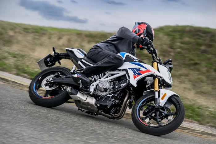 bmw f 450 r accion en pista BMW F 450 R: la nueva Roadster alemana toma el corazón de la F 450 GS 1 Una moto enfocada en el asfalto