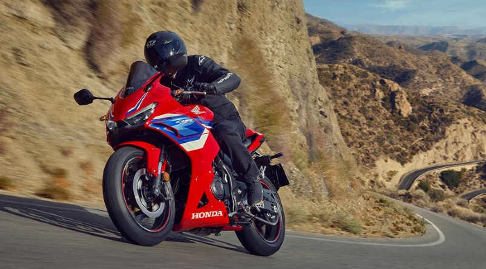 cbr500r four accion Honda CBR500R FOUR: cuatro cilindros para conquistar el renaciente segmento “Pocket Rocket” 2 Honda CBR500R four acción carretera