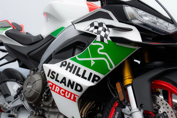 decorado especial en la aprilia rs660 phillip island tribute Aprilia RS 660 Phillip Island Tribute: una edición especial que rinde homenaje a la historia de las carreras 3 Aprilia RS660 Phillip Island Tribute con su decoración especial