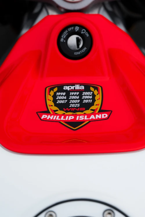 detalle del tanque de la aprilia rs660 phillip island tribute Aprilia RS 660 Phillip Island Tribute: una edición especial que rinde homenaje a la historia de las carreras 4 Detalle del tanque de la Aprilia RS600 Phillip Island Tribute