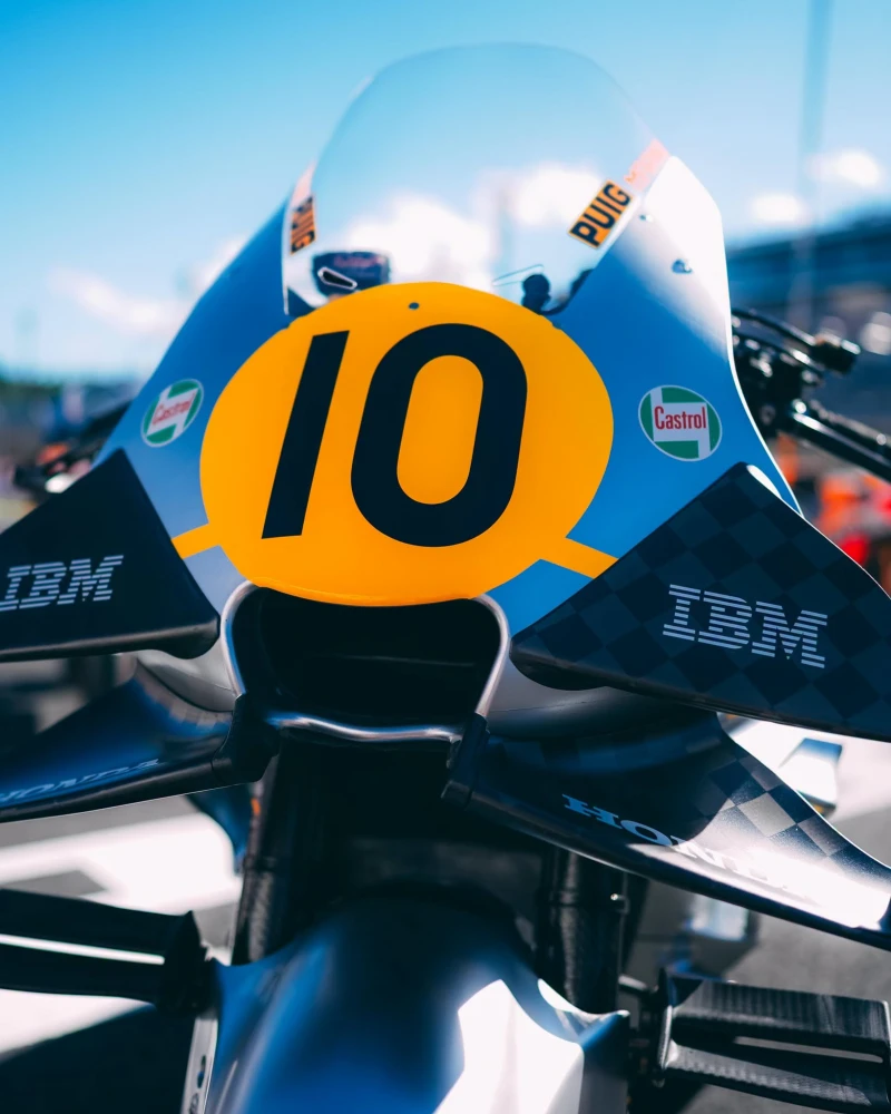 el tipico numero redondo de los inicios de las carreras del mundial de motogp 60 años del HRC de Honda, sus RC213V se visten de historia para celebrar 5 Decorado especial de Honda en Motegi