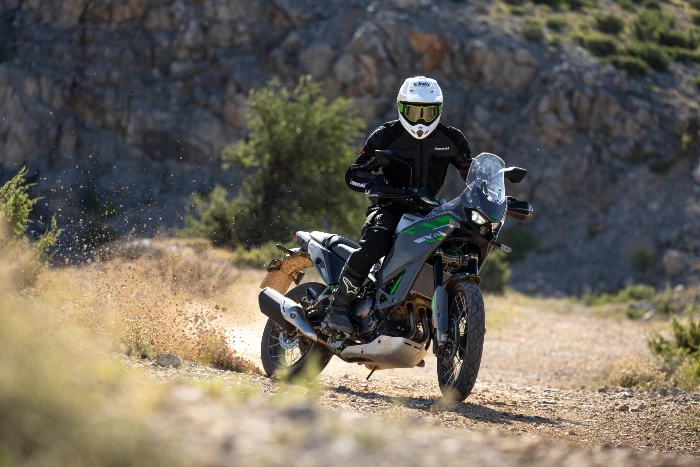 foto accion en tierra kle650 2027 Kawasaki KLE650 2027: una nueva adventure touring con motor bicilíndrico de 649 cc 2 nueva adventure touring con motor bicilíndrico de 649 cc