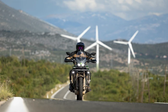 foto de accion carretera kawasaki kle650 2027 Kawasaki KLE650 2027: una nueva adventure touring con motor bicilíndrico de 649 cc 1 KLE650 2027 ideal para viajes largos por carretera