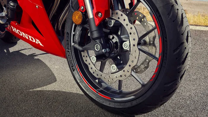 frenos honda cbr500r four Honda CBR500R FOUR: cuatro cilindros para conquistar el renaciente segmento “Pocket Rocket” 3 Honda suspensión delantera y freno