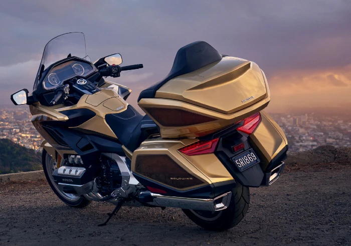 honda goldwing tour Tableros vs Pantallas ¿Las motos pierden su identidad? 1 imaginas esta moto con una pantalla en lugar de ese tablero