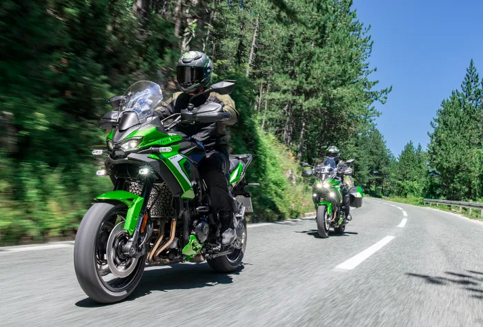 kawasaki versys 900 2027 tomas de accion Nueva Kawasaki Versys 900 rumbo a un terreno más deportivo pero sin perder su esencia viajera 3 toma de acción moto kawasaki versys 900