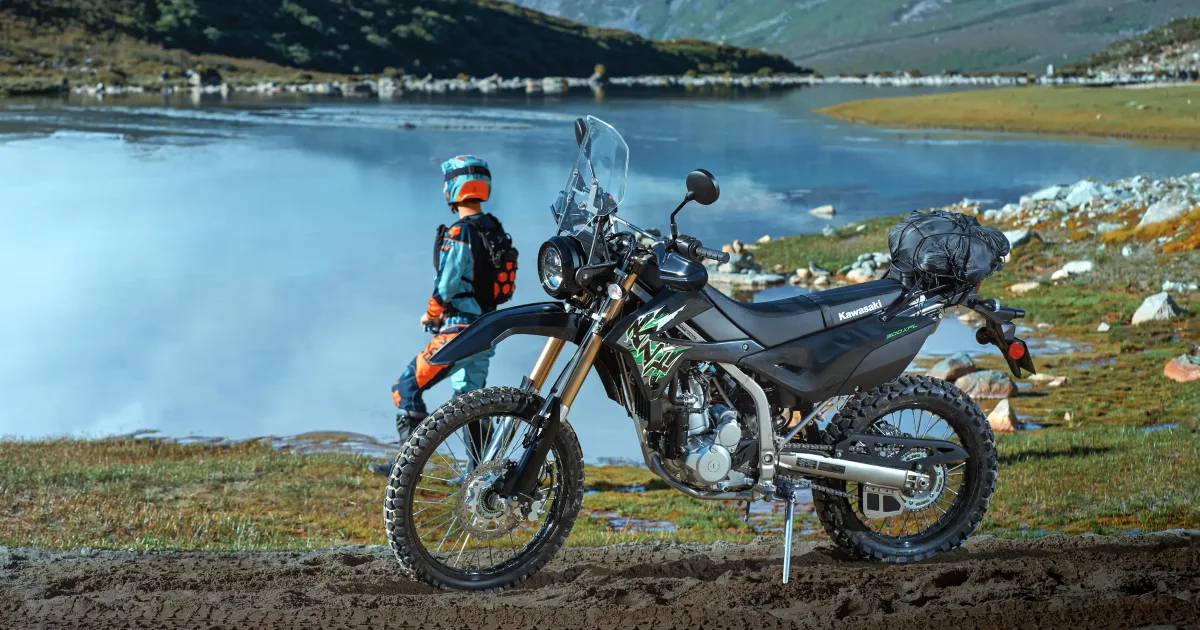 kawsaki klx300 xpl abs foto en paisaje Inicio 2 Kawasaki KLX300 XPL ABS 2027 novedad para USA
