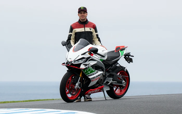 marco bezzecchi aprilia rs660 phillip island tribute Aprilia RS 660 Phillip Island Tribute: una edición especial que rinde homenaje a la historia de las carreras 1 Marco Bezzecchi con la Aprilia que rinde homenaje a Phillip Island