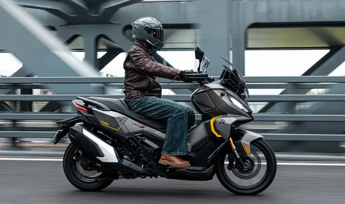 nuevo scooter voge sr450x rodando en ciudad VOGE SR450X: el scooter crossover bicilíndrico que podría llegar a Colombia 1 Este scooter bicilindrico de Voge podría llegar a Colombia