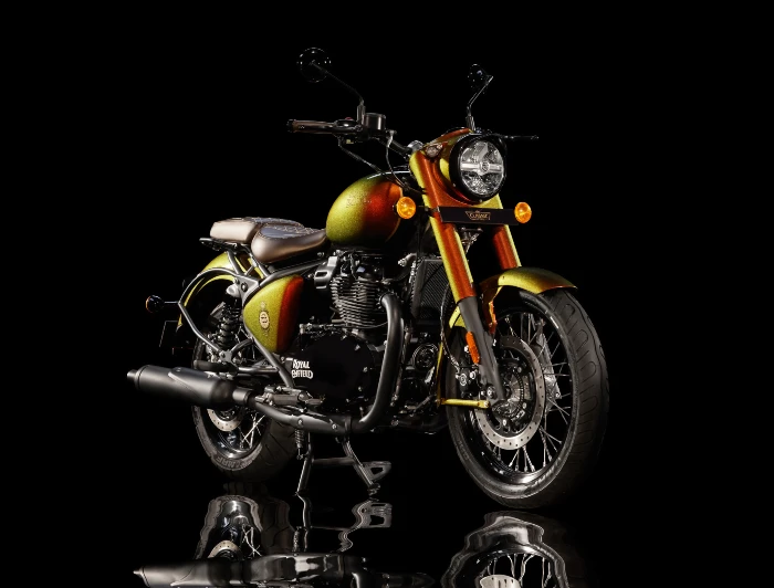 royal enfield classic 650 hypershift imagen de estudio Royal Enfield Classic 650 Hypershift: la edición de aniversario llega a Colombia 2 Según el punto de vista el color de la Royal Enfield Classic 650 Hypershift edición 125 aniversario, cambia