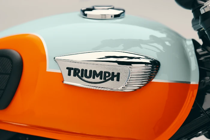 t40 detalle del tanque de gasolina Nueva Bonneville T40: la entrada al mundo clásico de Triumph 4 Detalle del tanque de gasolina