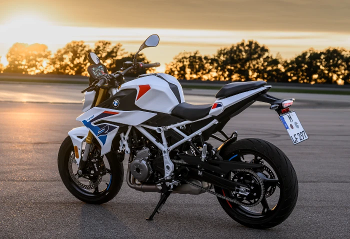 vista lateral estatica bmw f 450 r BMW F 450 R: la nueva Roadster alemana toma el corazón de la F 450 GS 3 En esta toma de la BMW F 450 R vemos la moto desde el lateral