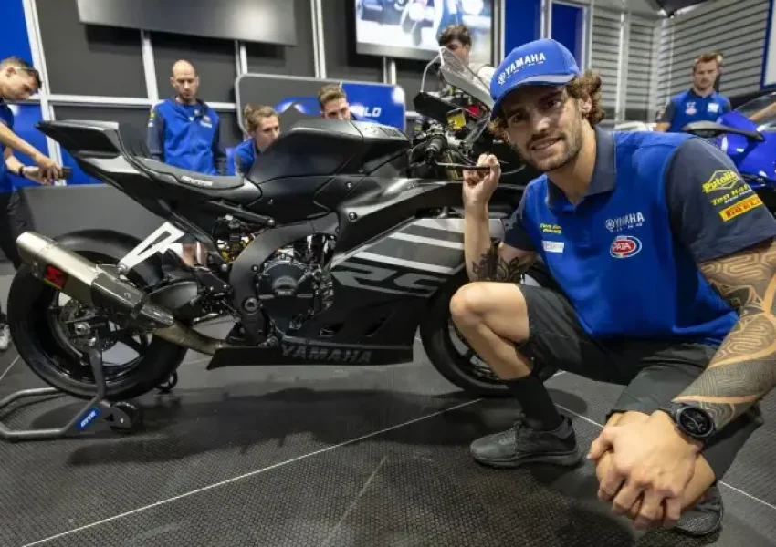 Manzi y la Yamaha R9