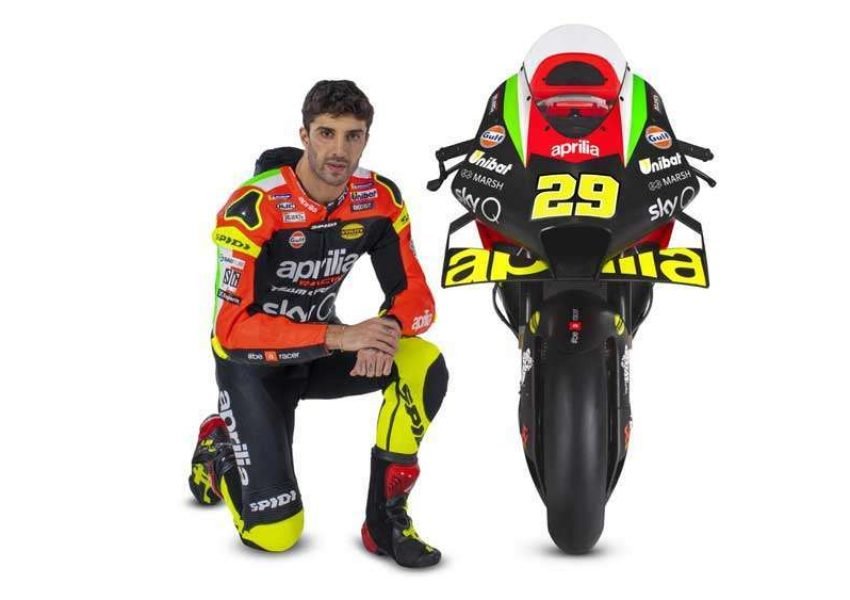 Andrea Iannone posa junto a la Aprilia 2019