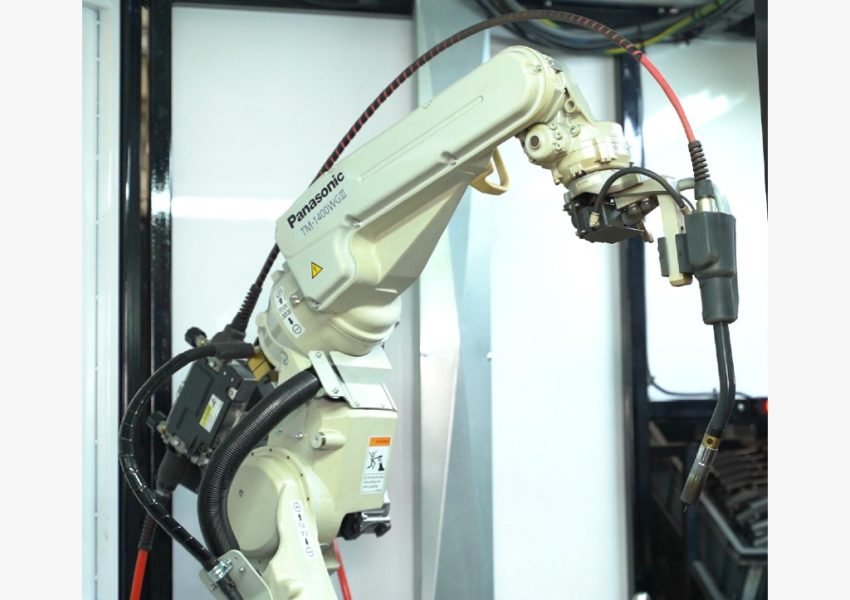 aquí vemos el robot que se encarga de la línea de soldadura robotizada