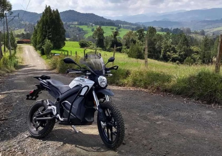 moto zero dsr en un entorno rural